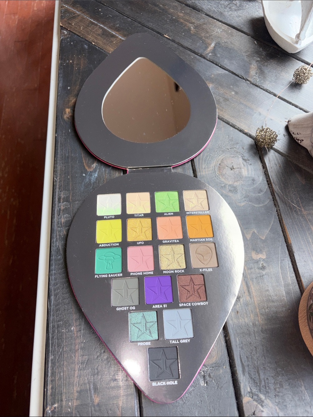 Jeffree Star 'Alien' Palette - Picture 2 of 7